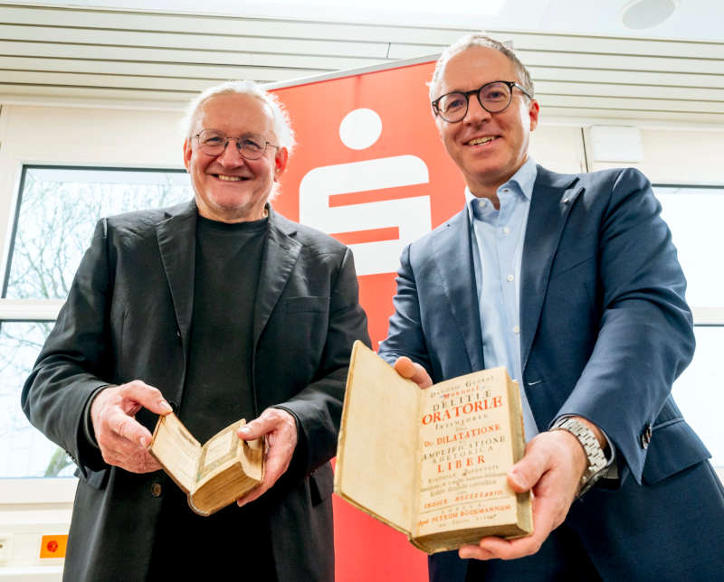 Freuen sich über die restaurierten Bücher: (v.l.n.r.) Dr. Armin Schlechter, Abteilungsleiter Sammlungen im Landesbibliothekszentrum RLP und Oliver Kolb, Vorstandsvorsitzender der Speyerer Sparkassenstiftung (Foto: Klaus Venus)