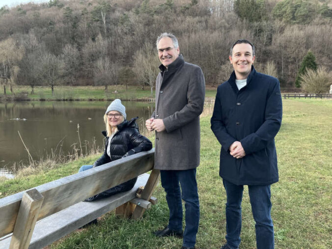 Am Silzer See laden vier neue Sitzbänke zum Verweilen ein, hier Ortsbürgermeisterin Elke Mandery, Landrat Dietmar Seefeldt und Christian Burkhart, Bürgermeister der Verbandsgemeinde Annweiler am Trifels. (Foto: Ortsgemeinde Silz)