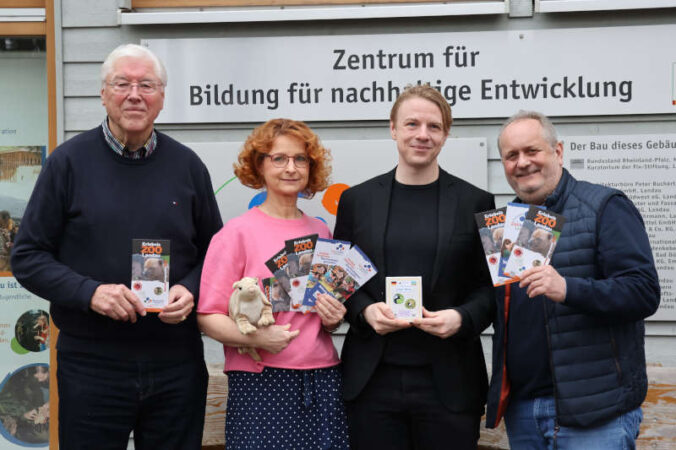 Zoodirektor Dr. Jens-Ove Heckel, Zoodezernent Lukas Hartmann, Zooschulleiterin Dr. Gudrun Holstein und der Vorsitzende des Zoo-Freundeskreises Sanitätsrat Dr. Helmuth Back (v.r.n.l.) freuen sich auf die Zoo-Saison 2025. (Quelle: Stadt Landau)