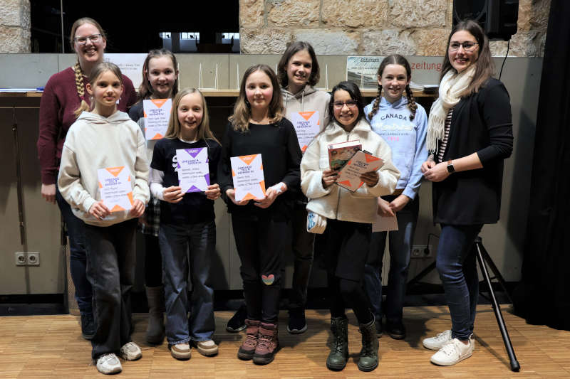 Beigeordnete Lena Dürphold (rechts) und die Leiterin der Kinder- und Jugendbibliothek Magdalena Schlosser (links) gemeinsam mit den Teilnehmern des Lesewettbewerb-Regionalentscheids. (Quelle: Stadt Landau)