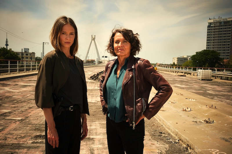 Hauptkommissarin Lena Odenthal (Ulrike Folkerts, re.) und Hauptkommissarin Johanna Stern (Lisa Bitter) bilden das Tatort-Team des SWR in Ludwigshafen. (Foto: SWR/Benoît Linder)