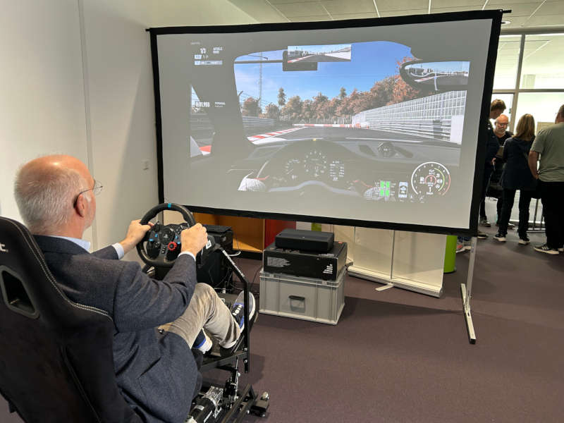 Am Fahrsimulator können Interessierte ihre Reaktionsfähigkeit ausprobieren und gleichzeitig erfahren, welche Möglichkeiten in moderner Technik stecken. (Foto: HSKL)