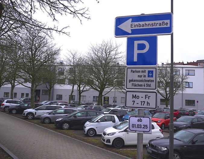 Ab 3. März 2025 müssen Autofahrer auf dem Messe-Parkplatz P1 eine Parkscheibe auslegen. Entsprechende Hinweisschilder wurden bereits montiert. (Foto: Stadtverwaltung Pirmasens / Max Mahr)