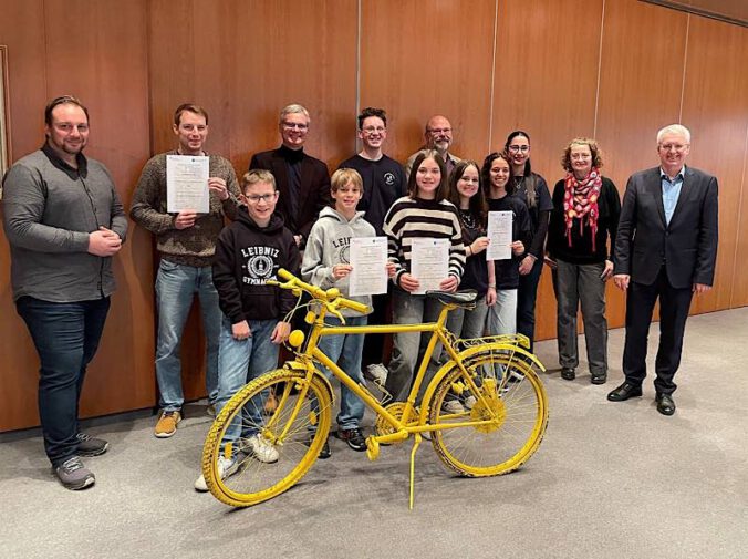 Vorstandsmitglied Thomas Distler (erster von rechts) übergibt den Gewinnerschulen vom Stadtradeln 2024 Urkunden und Geldpreise (Foto: Sparkasse Rhein-Haardt)