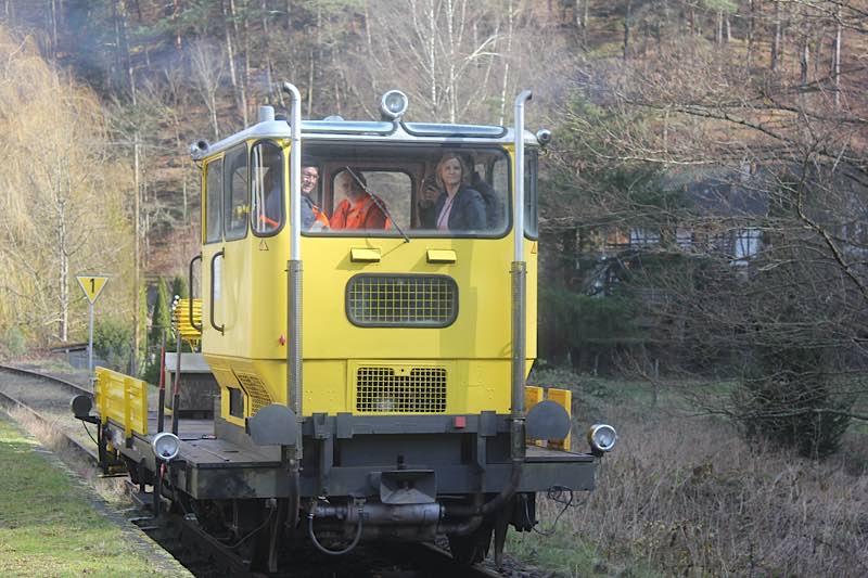 Ministerin Eder fährt mit dem Bauzug zu dem Streckenabschnitt, der saniert werden soll. Details zu den Sanierungsarbeiten erklären Reiner Frank (links) und Wolfgang Harsch (Mitte). (Quelle: Eisenbahnmuseum Neustadt. Fotograf: Hark-Oluf Asbahr)