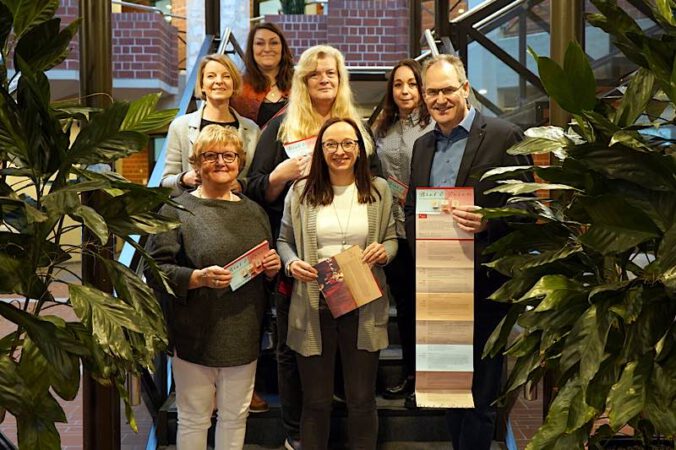 Präsentieren das Programm 2025 von „Brot und Rosen“: v.l.: Marita Rothmann, Isabelle Stähle, Stephanie Heikamp, Inge Keller, Sandra Hubert, Nicole Kruppenbacher und Dietmar Seefeldt. (Foto: KV SÜW)