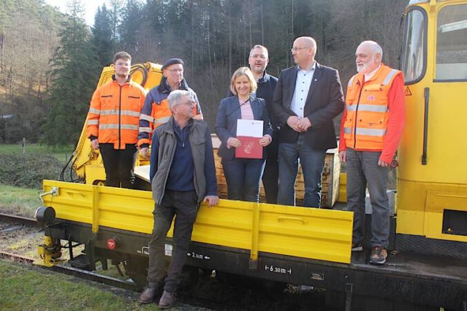 Übergabe des Förderbescheids durch Ministerin Eder (Quelle: Eisenbahnmuseum Neustadt. Fotograf: Hark-Oluf Asbahr)