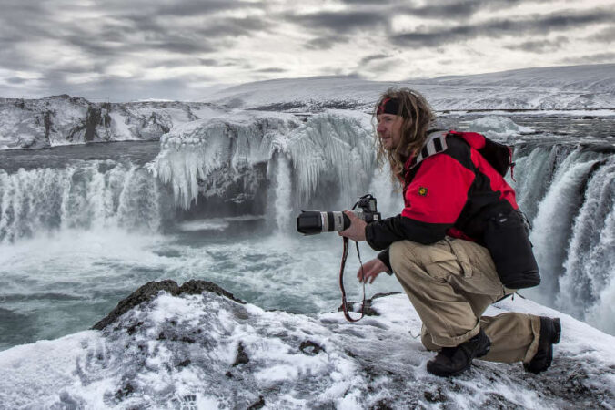 Kai Rogler am Gođafoss-Wasserfall in Island (Foto: Kai Rogler)