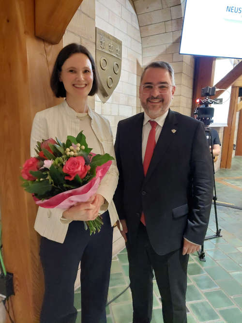 Oberbürgermeister Marc Weigel gratulierte Johanna Kunzendorff zur Wahl und überreichte einen Blumenstrauß. (Foto: Stadt Neustadt)