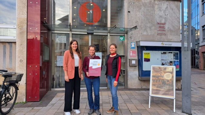 Die Direktorin des Biosphärenreservats, Dr. Friedericke Stakelbeck, überreicht das Partnerschild an Simone Trieb (l.) und Celina Baumann (r.) von der Tourist-Information Neustadt. (Foto: Biosphärenreservat/Franziska Keller)