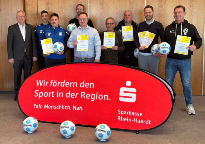 Vorstandsmitglied Thomas Distler (links) überreichte neben Geldprämien, Urkunden sowie Fußbälle an die fairsten Fußballteams. (Foto: Sparkasse Rhein-Haardt)