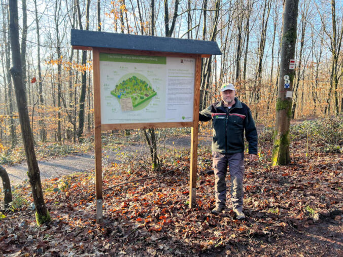 Revierleiter Dieter Gass vor Informationstafel Foto: Verbandsgemeinde Winnweiler)