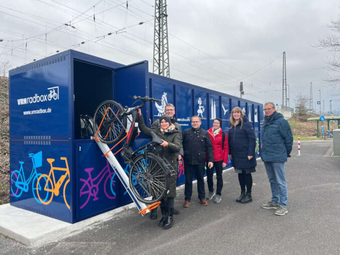 Miriam Kuder, Abteilung Verkehrsplanung, Baudezernent Bernhard Adams, Christian Wühl, Abteilungsleiter Planung und Angebot bei der VRN GmbH, Martina Annawald, Leitung Fachbereich Stadtentwicklung und Bauwesen, Anna Hinrichs, VRN GmbH, Konstantin Boltenhagen, Leitung Abteilung Tiefbau. (Foto: Stadtmarketing Neustadt)