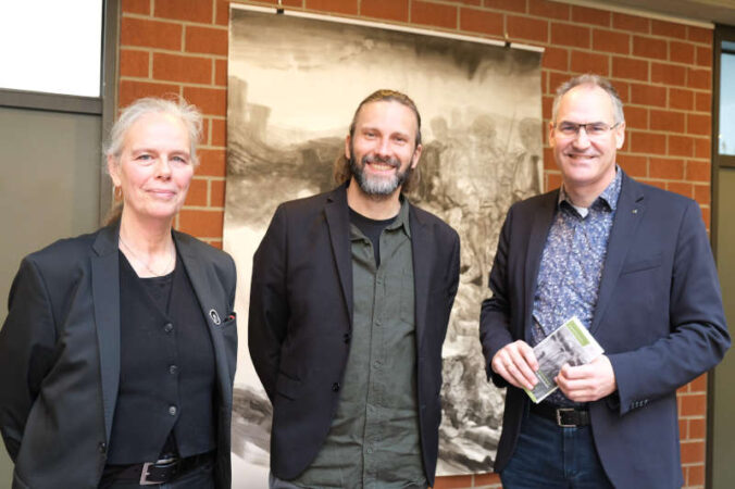 Tina Stolt, Rainer Steve Kaufmann und Dietmar Seefeldt (von links) bei der Ausstellungseröffnung. (Foto: KV SÜW)