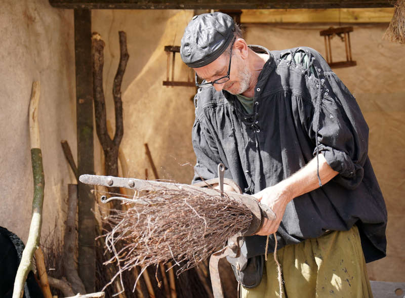 Das Bürstenbinder-Handwerk lebt auf dem historischen Marktplatz wieder auf. (Foto: Stadt Pirmasens/Sabine Reiser)