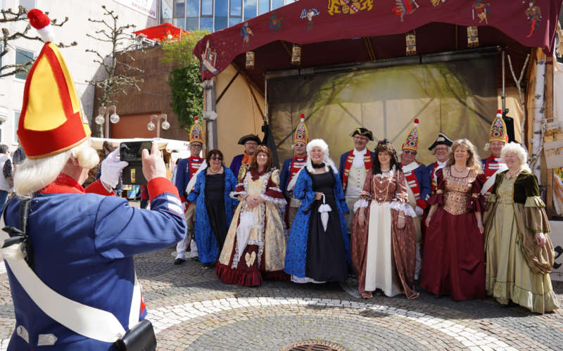 Von einem Smartphone konnte Landgraf Ludwig IX. nur träumen: Gruppenbild der CVP-Grenadiere mit Damen. (Foto: Stadt Pirmasens/Sabine Reiser)