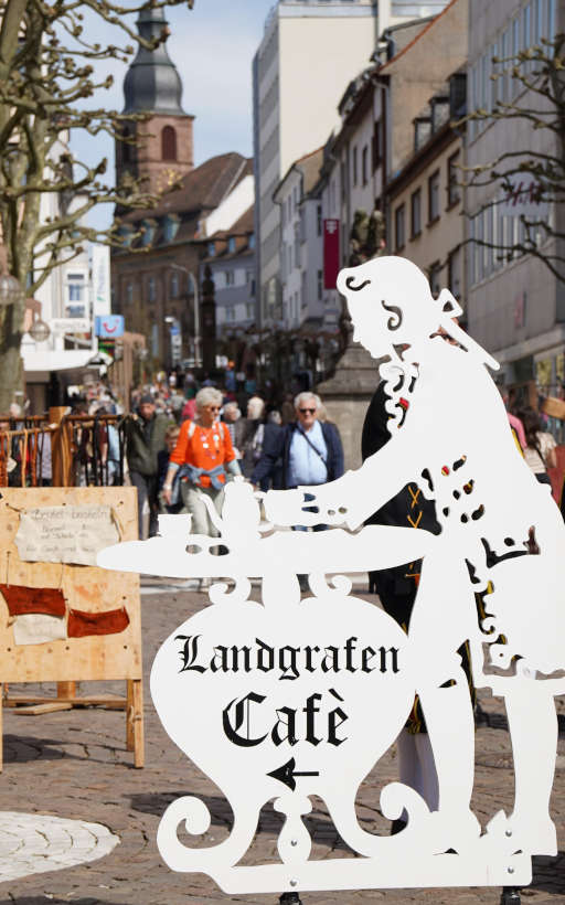 Ein beliebter Treffpunkt beim Bummel durch die Fußgängerzone: Das Landgrafen-Café im Alten Rathaus (Foto: Stadt Pirmasens/Sabine Reiser)