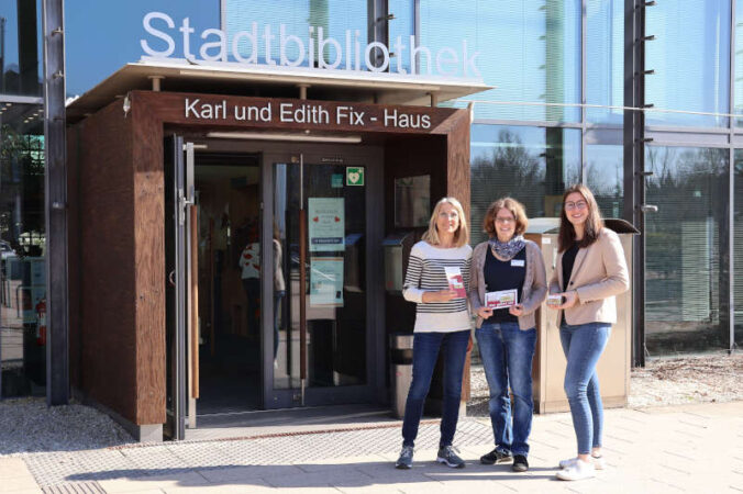 Landaus Beigeordnete Lena Dürphold, Bibliotheksleiterin Amelie Löhlein und die städtische Ehrenamtsbeauftragte Angelika Kemmler (Quelle: Stadt Landau)