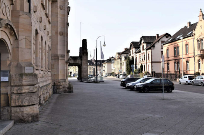 Der Vorplatz der Landauer Jugendstil-Festhalle und des benachbarten Parkhotels wird neu gestaltet und schöner. (Quelle: Stadt Landau)