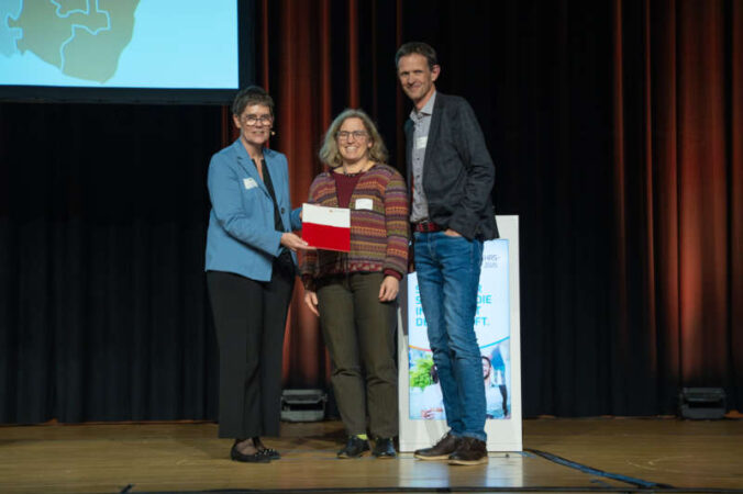 v.l.: Petra Dick-Walther, Staatssekretärin für Wirtschaft, Verkehr, Landwirtschaft und Weinbau, überreichte die Teilnahme-Urkunde an Julia Bingeser und Christian Ruhland vom Referat Stadtentwicklung. (Foto: MWVLW-RLP / Jannik Frank)