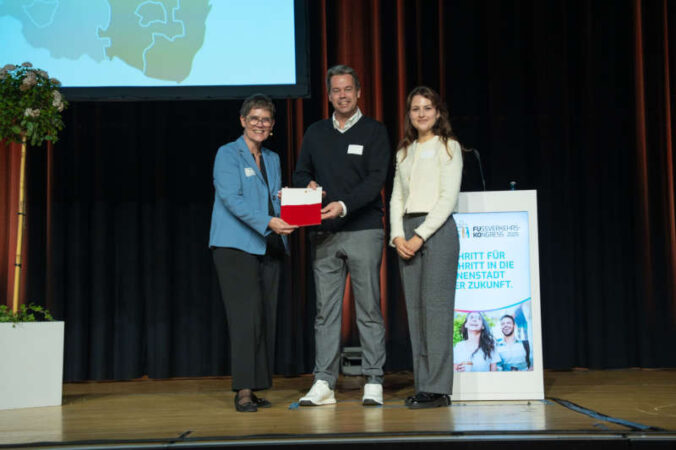 Petra Dick-Walther, Oberbürgermeister Dr. Nicolas Meyer und Wirtschaftsförderin Jessica Köchling (Foto: MWVLW-RLP / Jannik Frank)