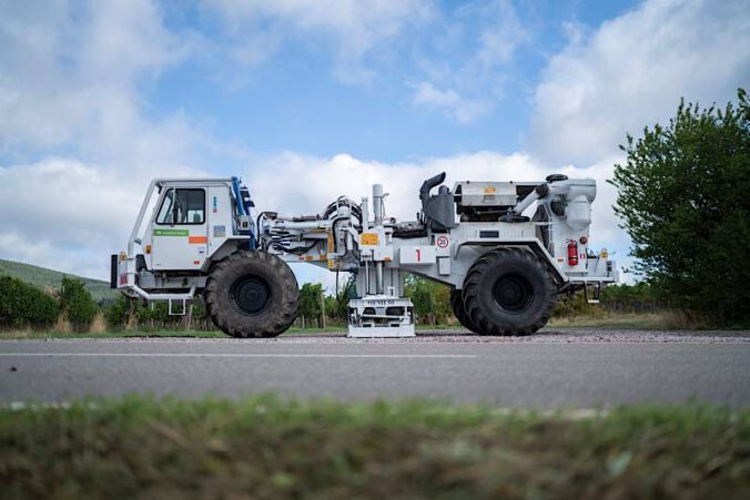 Beispiel für ein Messfahrzeug, wie es für seismische 2D-Messungen eingesetzt wird. (Foto: Adrian Müller)