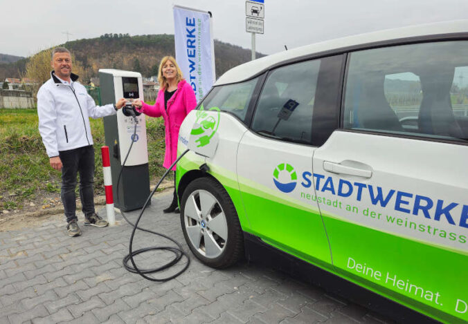 Ortsvorsteherin Alexandra Schaupp (Königsbach) und Johannes Seeber (Foto: Stadtwerke Neustadt)