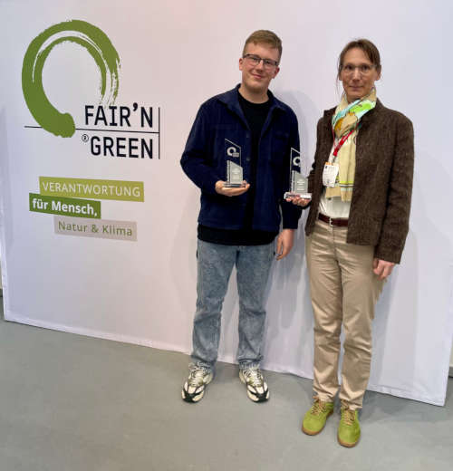 Alumnus Maurice Prehn und Alumna Sonja Behrens mit den Carlo Thesis Awards von Fair and Green e.V. (Foto: Weincampus Neustadt)