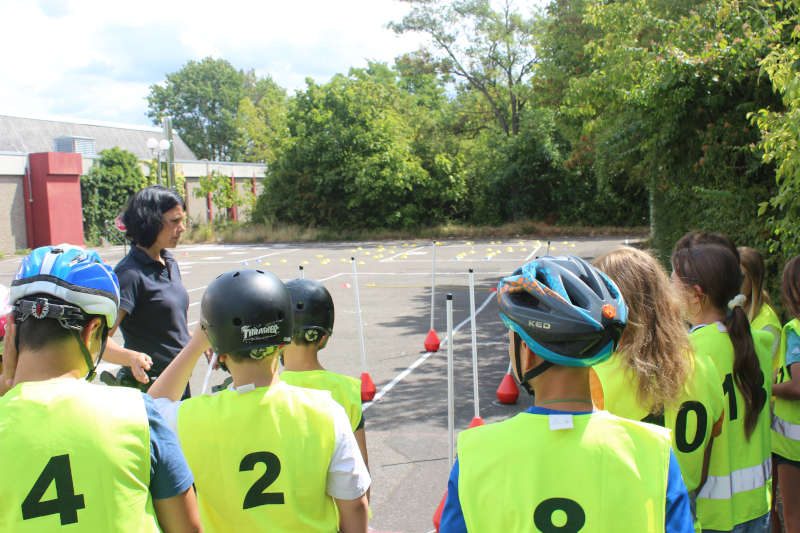 Verkehrssicherheitsberaterin der Jugendverkehrsschule Edenkoben, Julia Fuchs, erklärt den Fahrradparcours (Quelle: ADAC Pfalz)