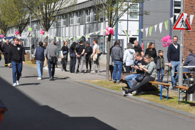 Vielfältige Attraktionen und Informationen warten auf des Besucher des offenen Campus der Hochschule Kaiserlautern; hier ein Bild der Veranstaltung im letzten Jahr. (Foto: HSKL)