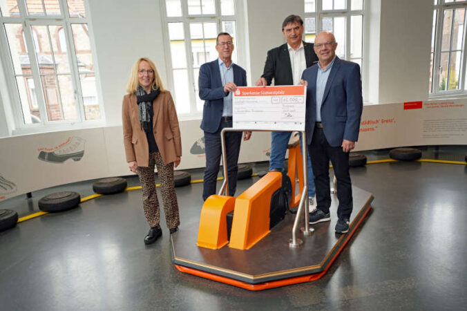 v.l.: Iris Steuer, Leiterin Kommunikation der Sparkasse Südwestpfalz, Peter Kuntz, Vorstandsvorsitzender der Sparkasse Südwestpfalz, Dynamikum-Geschäftsführer Rolf Schlicher, Michael Schieler, 1. Vorsitzender des Dynamikum Pirmasens e.V. (Foto: Dynamikum Pirmasens) 